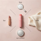 De stick tussen een spiegel, handtas, compact en lipstick